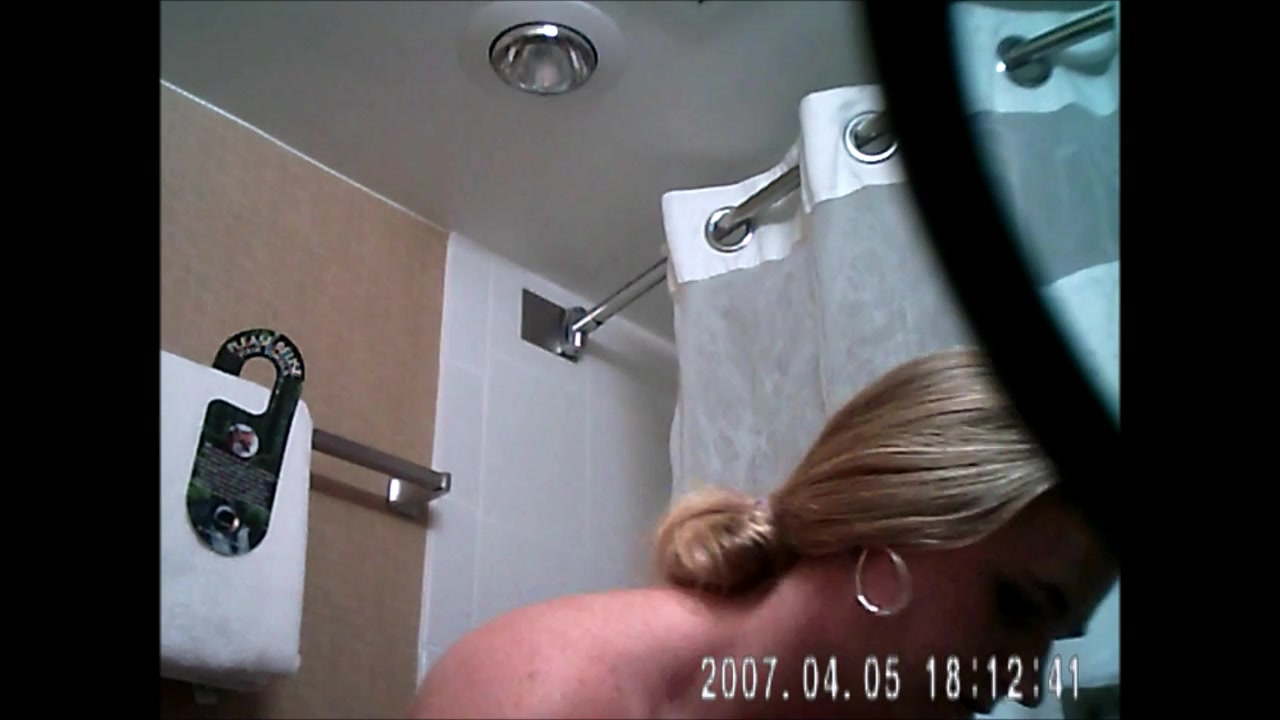 Скрытая камера в ванной позволяет снимать домашнее видео и подглядывать за дамой