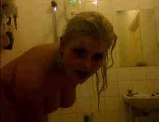 Пышная блондинка с подругой перед вебкамерой принимает душ в любительском видео