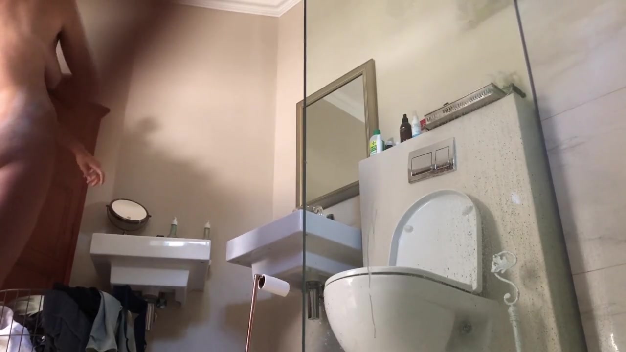 Брюнетка с волосатой киской купается перед домашней скрытой камерой