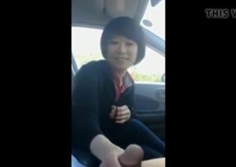 Азиатка дрочит незнакомцу в автобусе