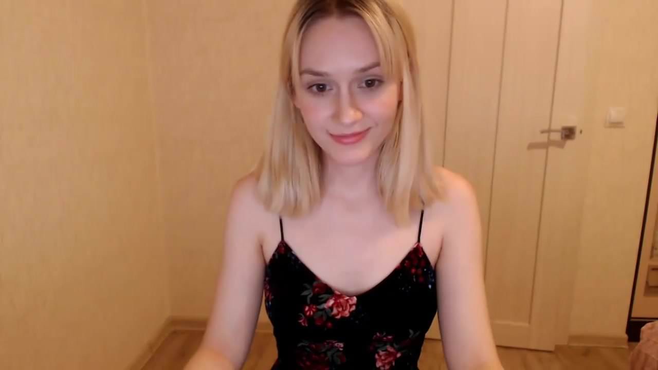 Молодая блондинка перед домашней вебкамерой мастурбирует и танцует