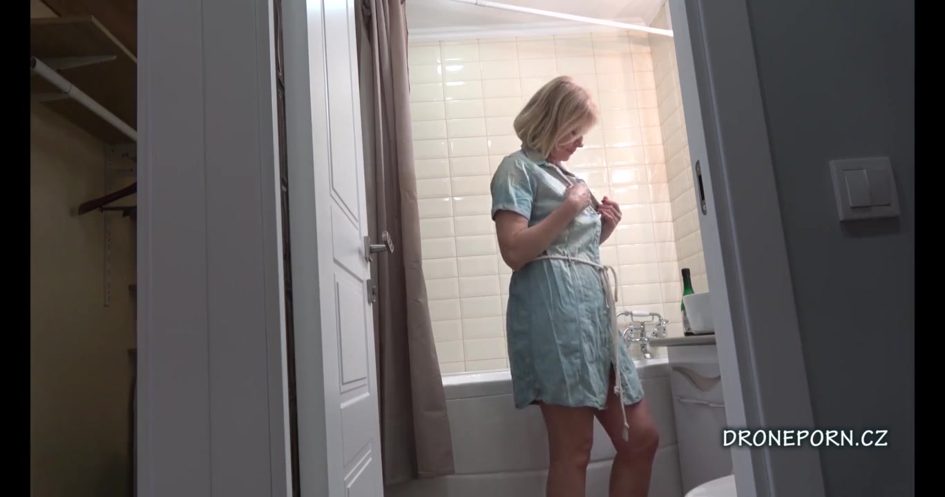 В ванной зрелая блондинка разделась перед домашней скрытой камерой