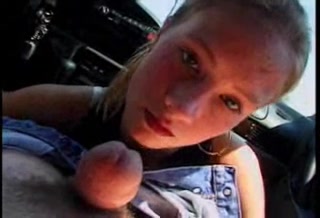 Молодая пассажирка для любительского видео делает минет озабоченному водителю