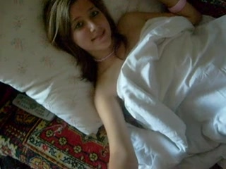 Молодая русская жена не встаёт с постели без домашнего секса с нежным минетом